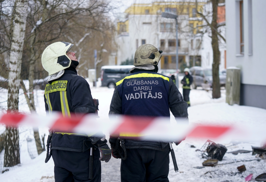 VUGD strādā sadegušajā mājā Jaunlazdu ielā 5.