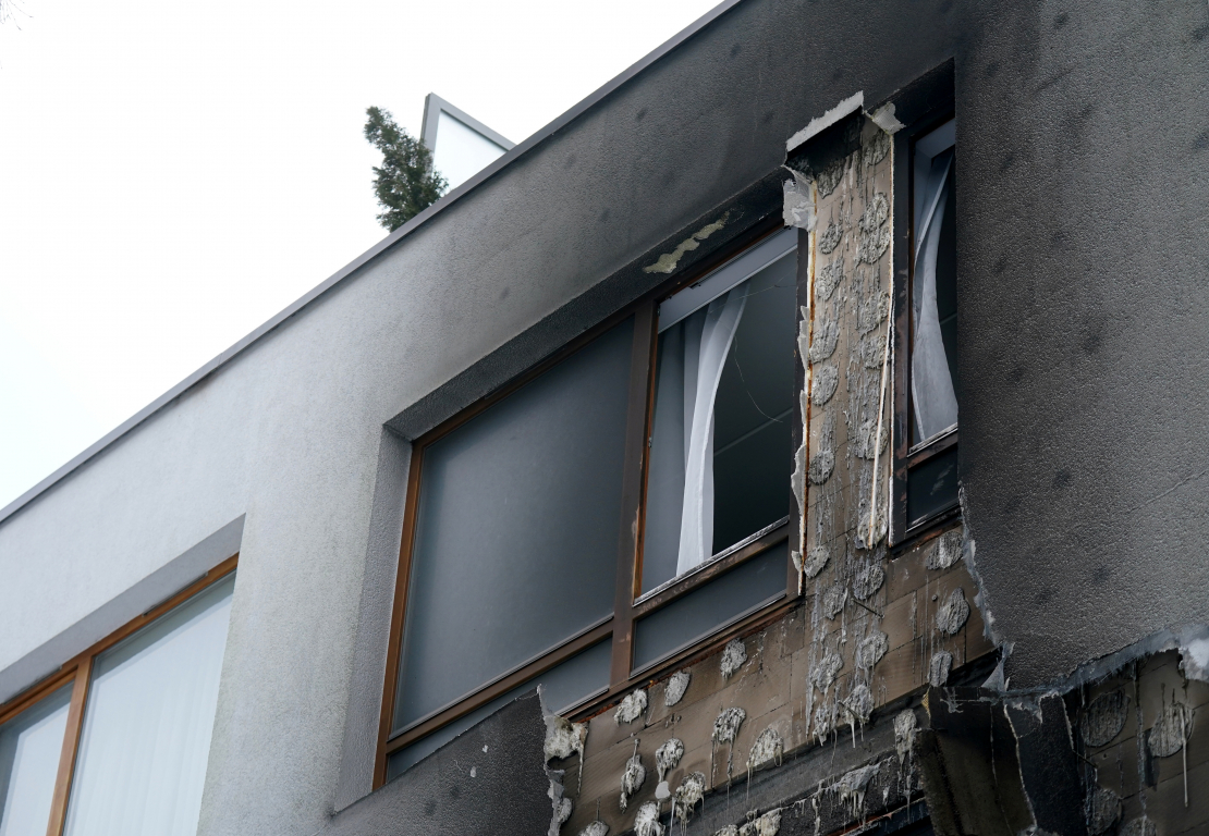 VUGD strādā sadegušajā mājā Jaunlazdu ielā 5.