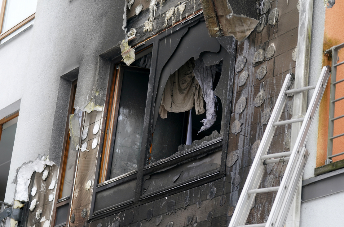 VUGD strādā sadegušajā mājā Jaunlazdu ielā 5.