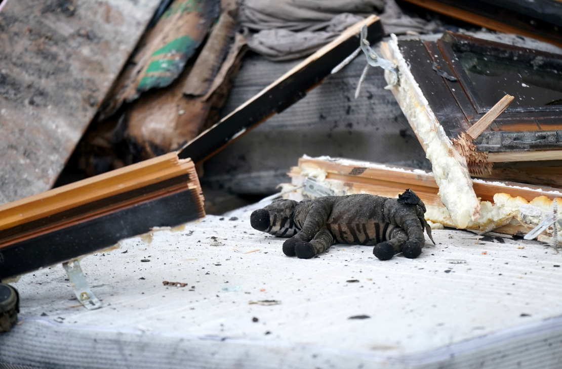 VUGD strādā sadegušajā mājā Jaunlazdu ielā 5.