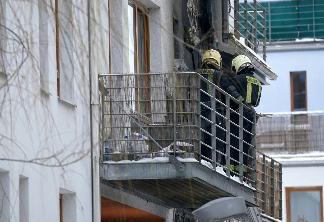 VUGD strādā sadegušajā mājā Jaunlazdu ielā 5.