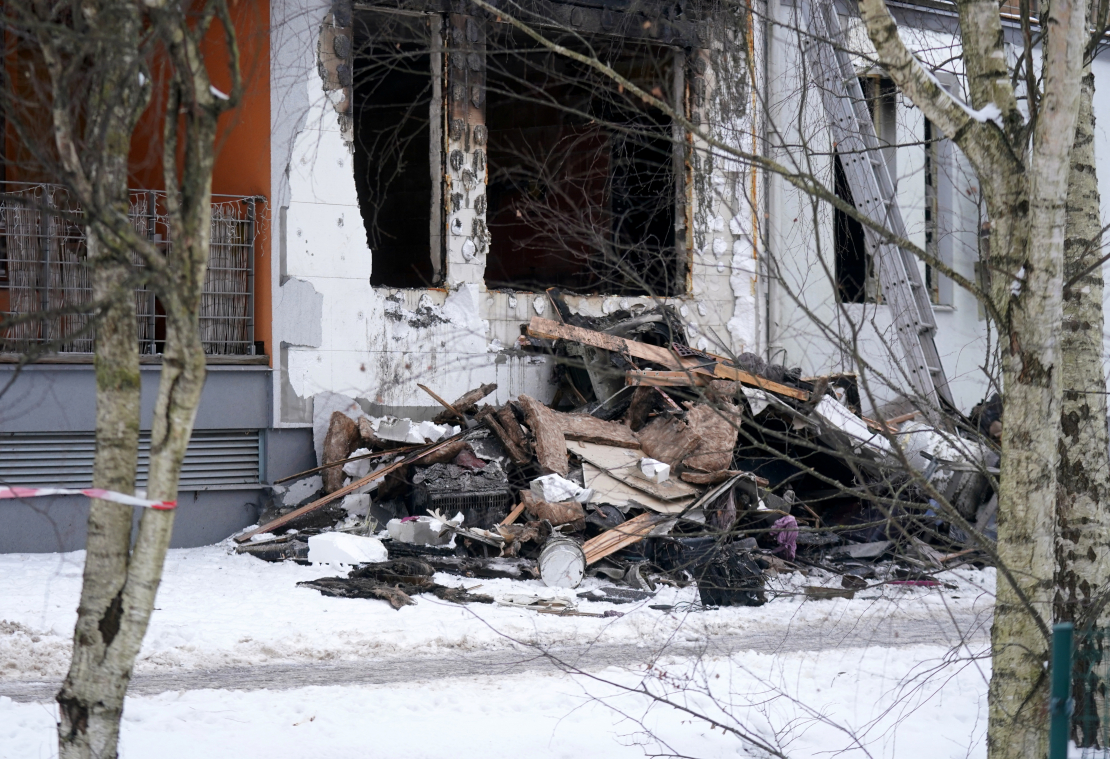 VUGD strādā sadegušajā mājā Jaunlazdu ielā 5.