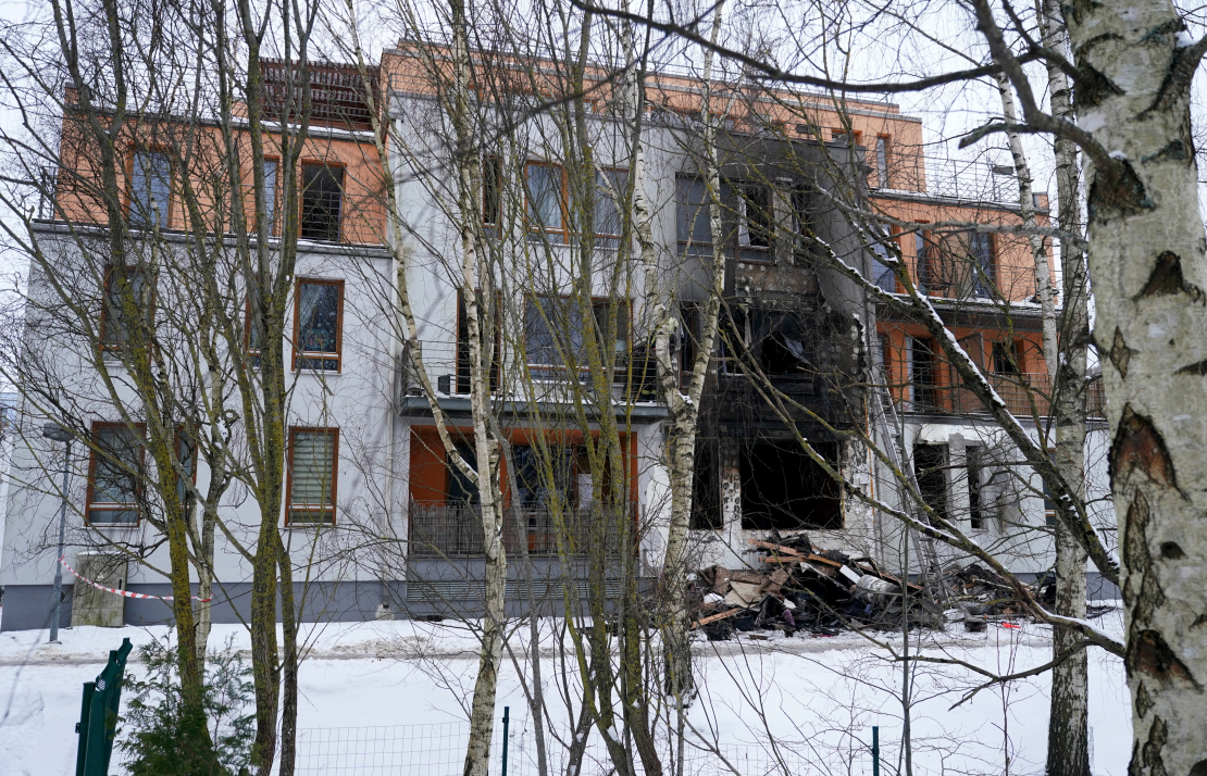 VUGD strādā sadegušajā mājā Jaunlazdu ielā 5.