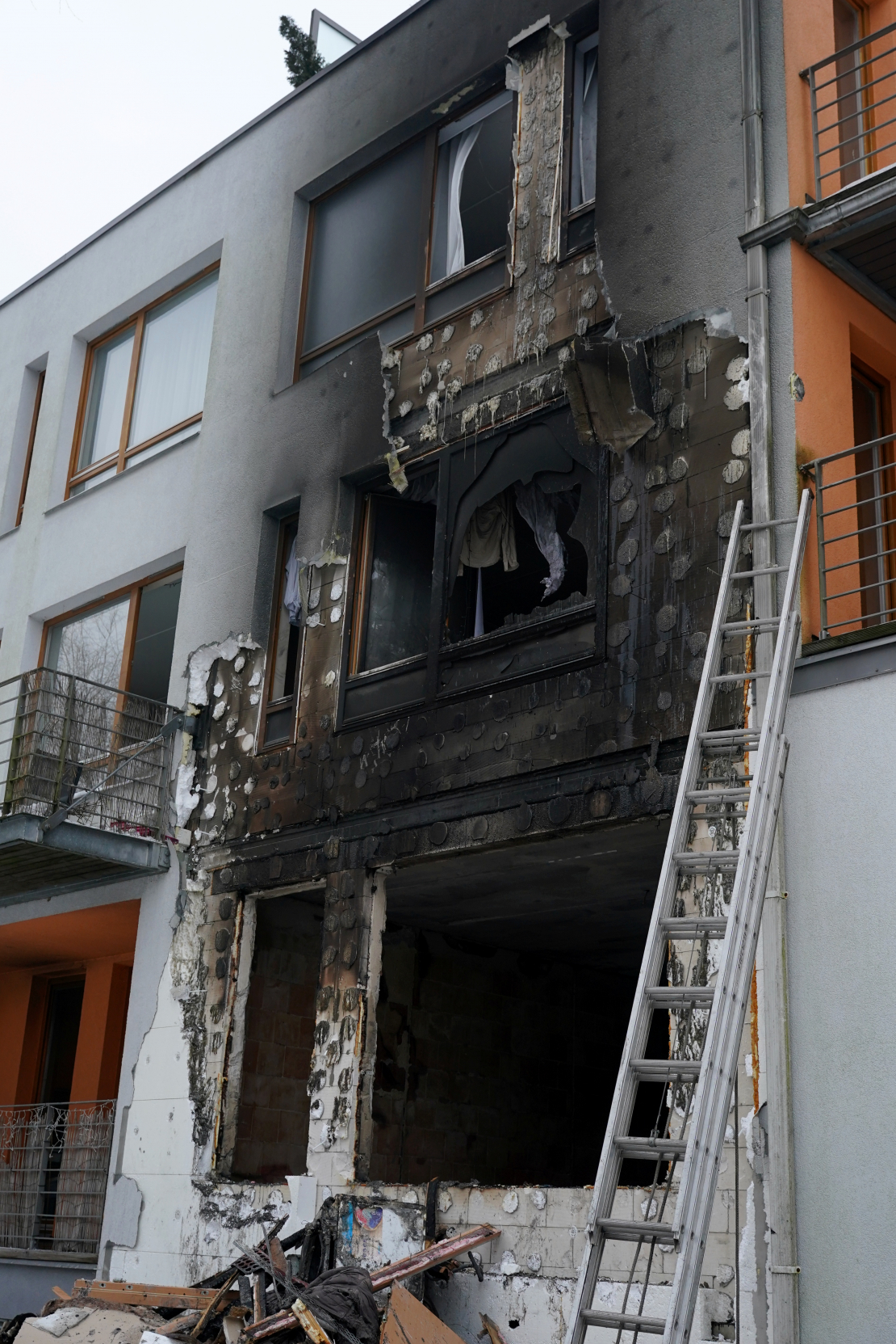 VUGD strādā sadegušajā mājā Jaunlazdu ielā 5.