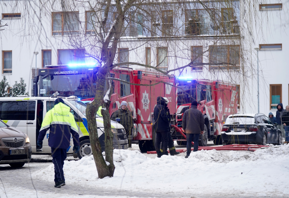 VUGD strādā sadegušajā mājā Jaunlazdu ielā 5.