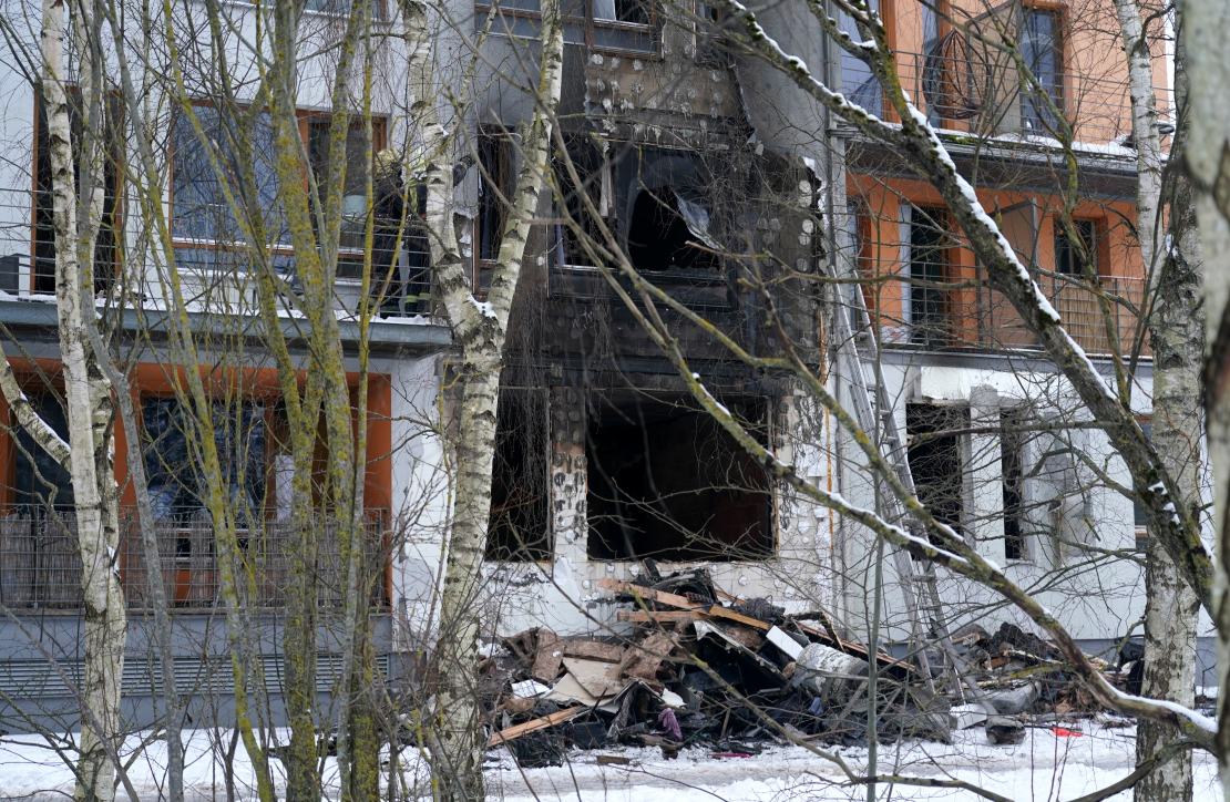 VUGD strādā sadegušajā mājā Jaunlazdu ielā 5.