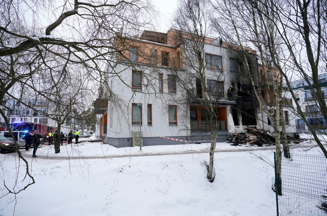 VUGD strādā sadegušajā mājā Jaunlazdu ielā 5.