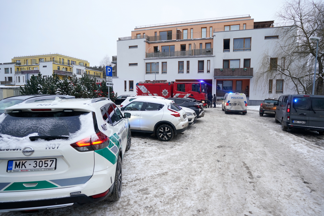 VUGD strādā sadegušajā mājā Jaunlazdu ielā 5.