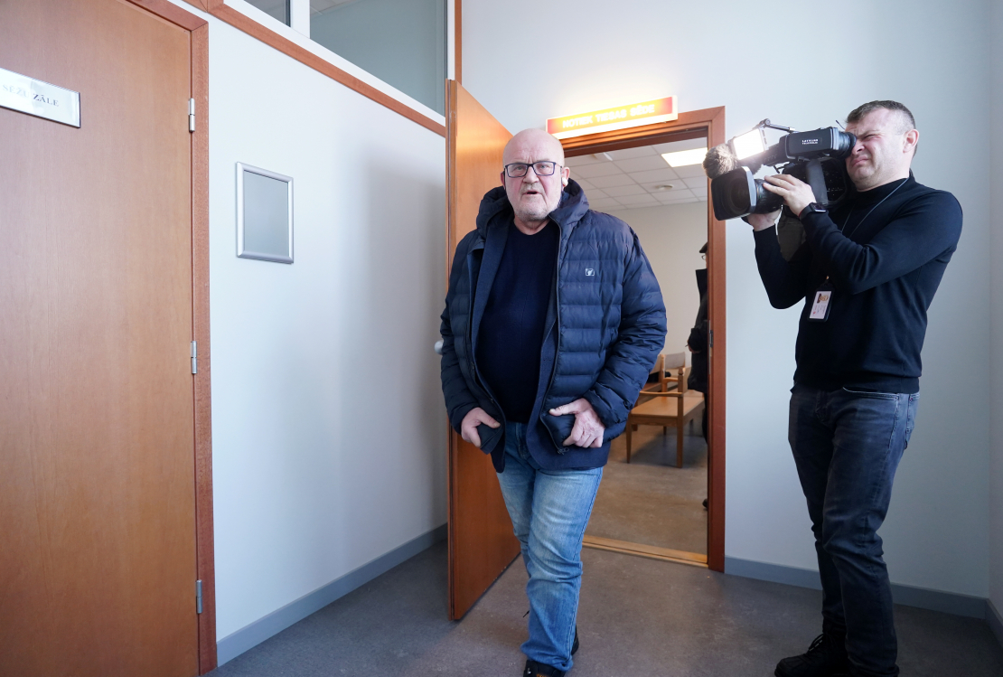 Apsūdzētais eksdeputāts Jānis Ādamsons pēc tiesas sēdes Rīgas apgabaltiesā, kurā viņam nolasīja spriedumu par spiegošanu Krievijas labā.