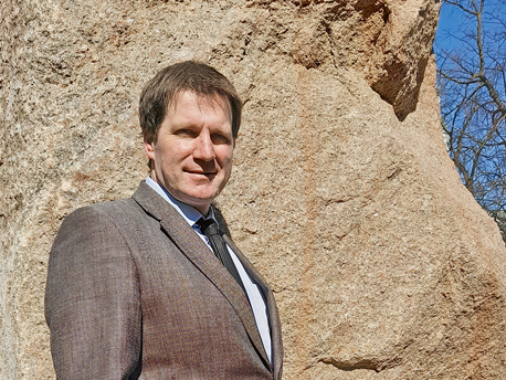 Rolands Feldmanis, LLKA valdes priekšsēdētājs: "Ja meža īpašniekam būtu vairāk zināšanu, viņš apzinātos meža vērtību, zinātu, ka peļņa gūstama ne tikai no koksnes pārdošanas, bet nākotnē arī no ekosistēmu pakalpojumiem. Tomēr vissvarīgāk – mežs paliktu vietējo īpašnieku rokās, nodokļus maksātu Latvijā, un valsts kļūtu bagātāka."