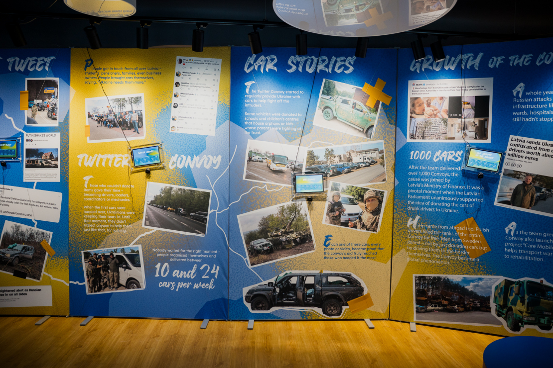 Iniciatīvas autori un domubiedri pulcējas uz izstādes “Tviterkonvojs” atklāšanu Rīgā.