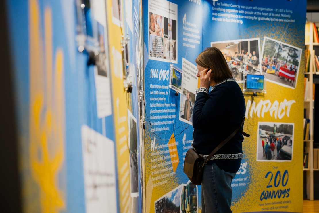 Iniciatīvas autori un domubiedri pulcējas uz izstādes “Tviterkonvojs” atklāšanu Rīgā.