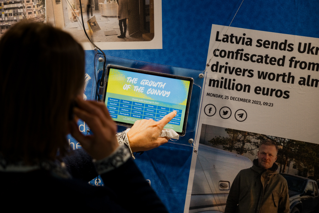 Iniciatīvas autori un domubiedri pulcējas uz izstādes “Tviterkonvojs” atklāšanu Rīgā.