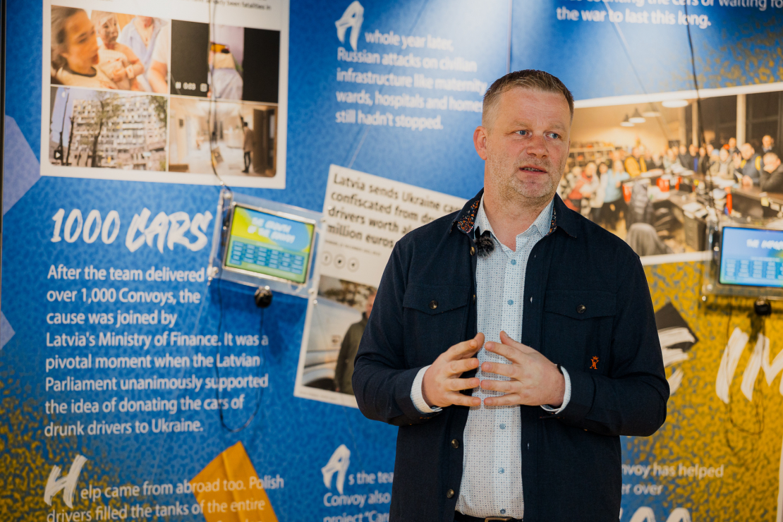 Iniciatīvas autori un domubiedri pulcējas uz izstādes “Tviterkonvojs” atklāšanu Rīgā.