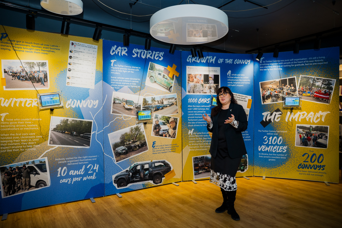 Iniciatīvas autori un domubiedri pulcējas uz izstādes “Tviterkonvojs” atklāšanu Rīgā.