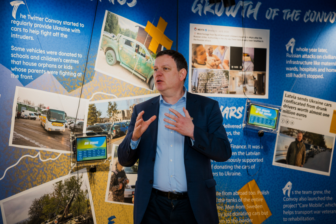 Iniciatīvas autori un domubiedri pulcējas uz izstādes “Tviterkonvojs” atklāšanu Rīgā.