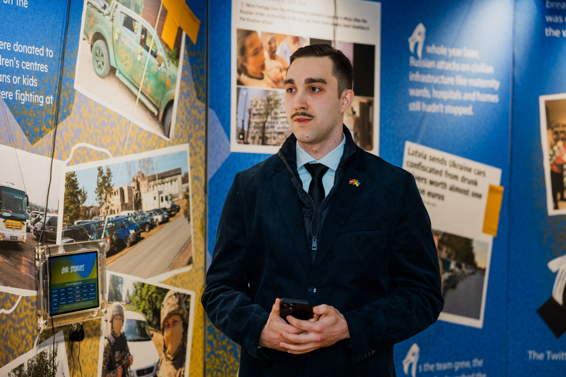 Iniciatīvas autori un domubiedri pulcējas uz izstādes “Tviterkonvojs” atklāšanu Rīgā.