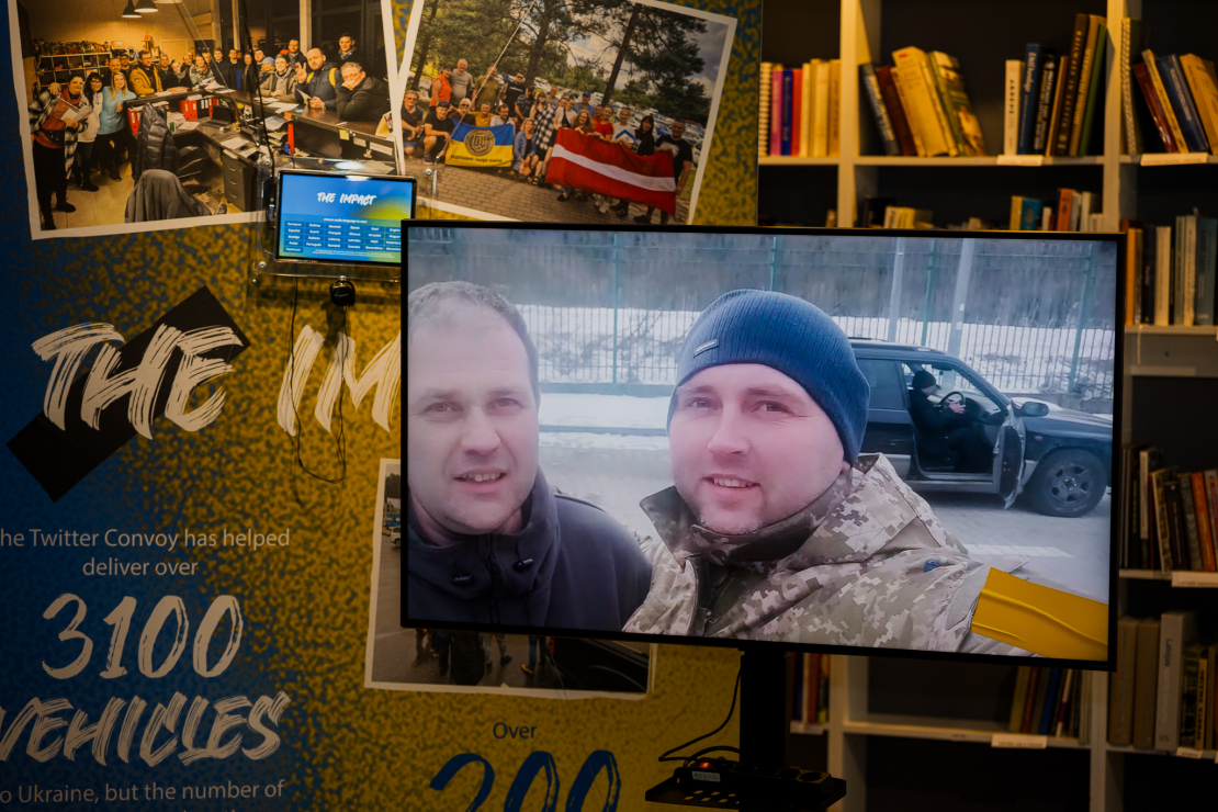 Iniciatīvas autori un domubiedri pulcējas uz izstādes “Tviterkonvojs” atklāšanu Rīgā.