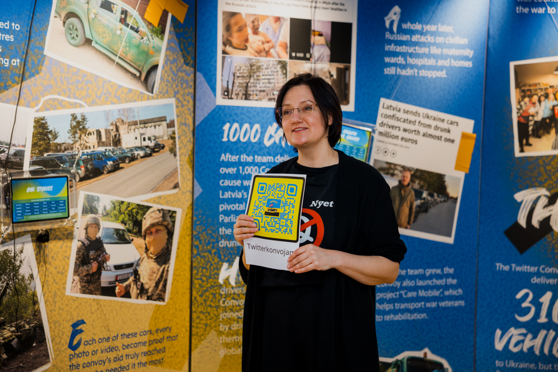 Iniciatīvas autori un domubiedri pulcējas uz izstādes “Tviterkonvojs” atklāšanu Rīgā.