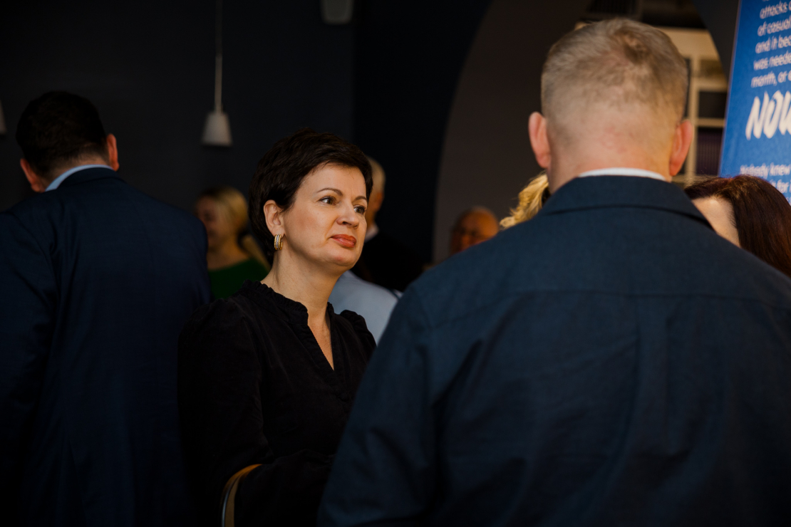 Iniciatīvas autori un domubiedri pulcējas uz izstādes “Tviterkonvojs” atklāšanu Rīgā.