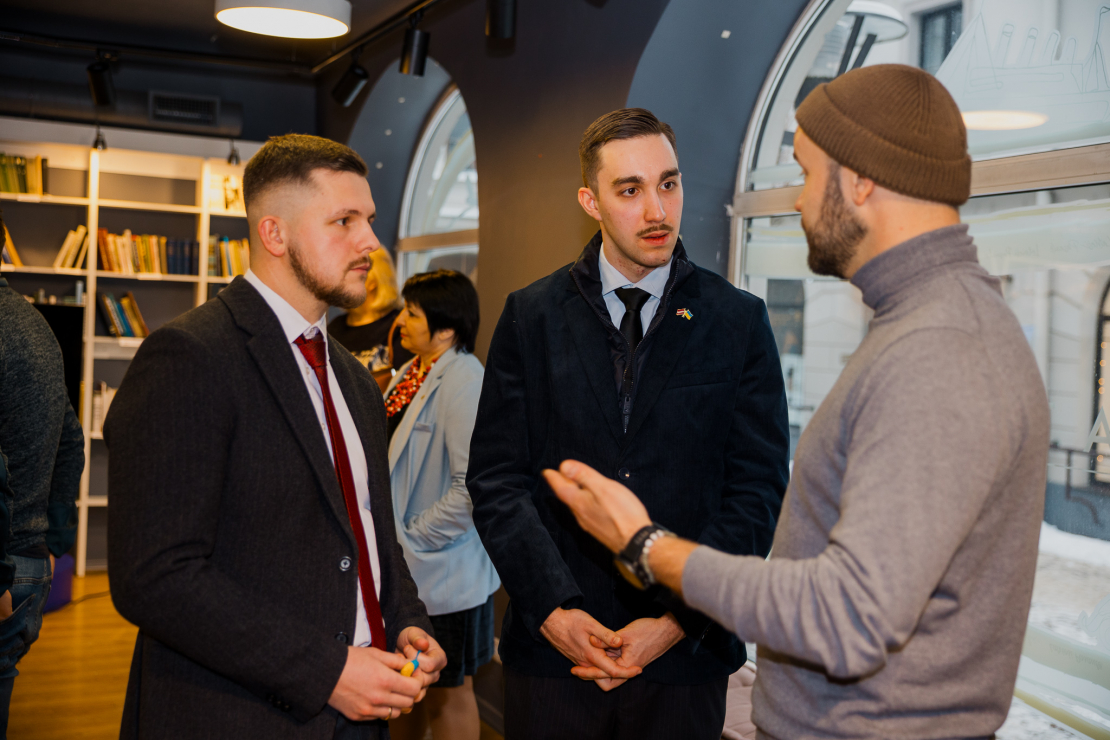 Iniciatīvas autori un domubiedri pulcējas uz izstādes “Tviterkonvojs” atklāšanu Rīgā.