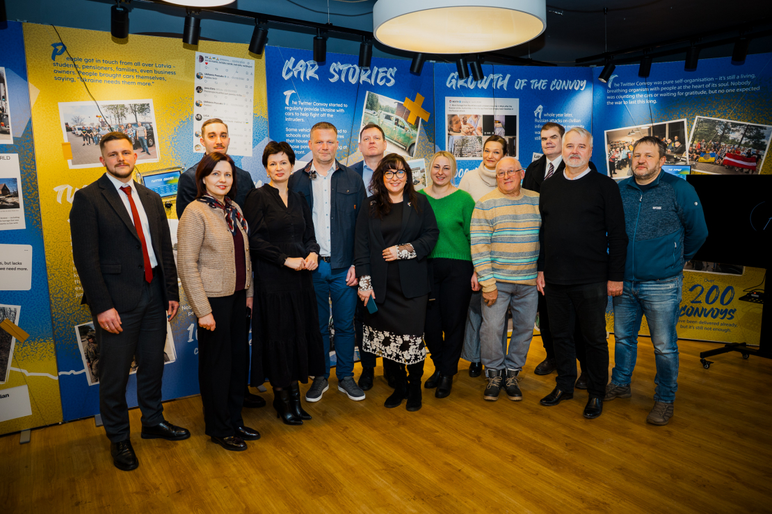 Iniciatīvas autori un domubiedri pulcējas uz izstādes “Tviterkonvojs” atklāšanu Rīgā.