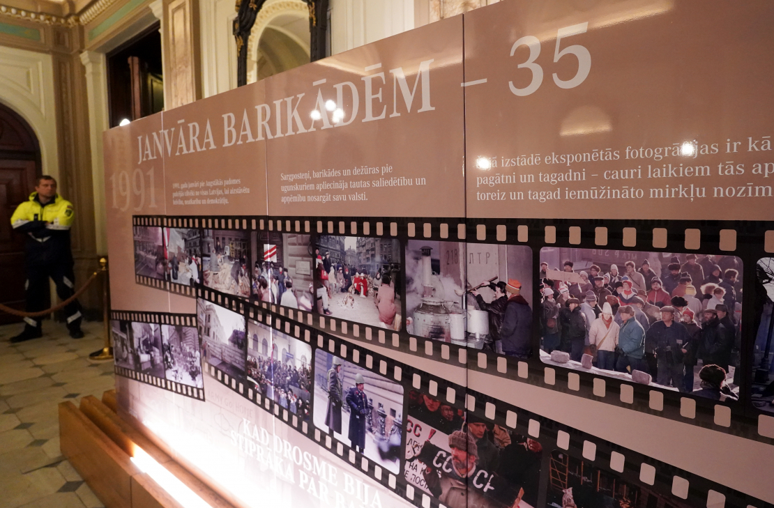 Ekspozīcija "Barikādēm - 35" barikāžu 35.gadadienai veltītajā pasākumā Saeimas nama Lielajā vestibilā.