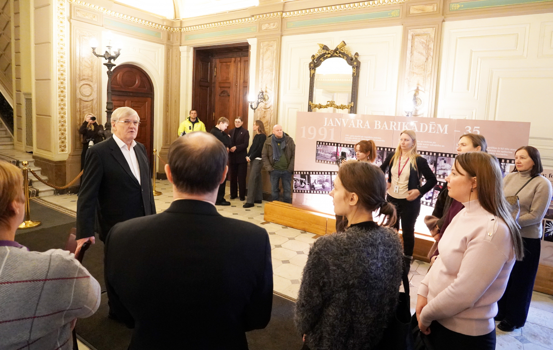 Augstākās padomes Aizsardzības un iekšlietu komisijas priekšsēdētājs Tālavs Jundzis (no kreisās) piedalās barikāžu 35.gadadienai veltītajā pasākumā Saeimas nama Lielajā vestibilā.