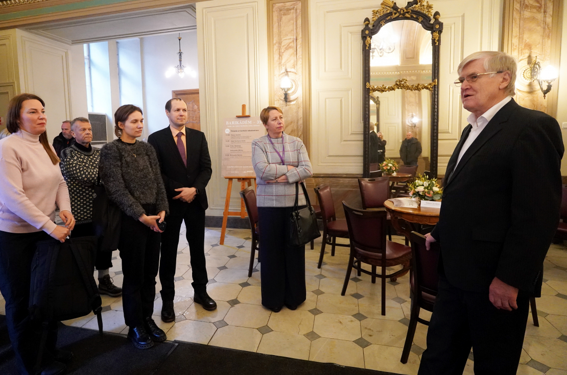 Augstākās padomes Aizsardzības un iekšlietu komisijas priekšsēdētājs Tālavs Jundzis (no labās) piedalās barikāžu 35.gadadienai veltītajā pasākumā Saeimas nama Lielajā vestibilā.