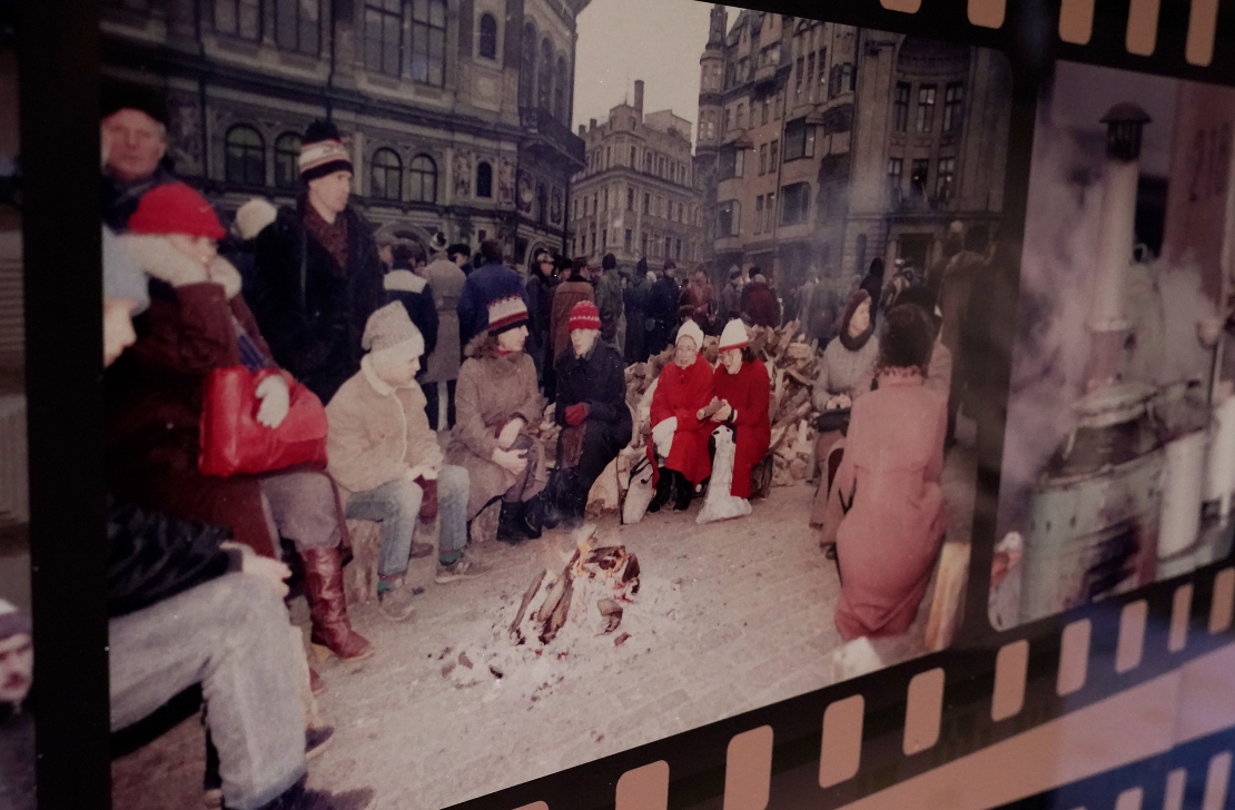 Ekspozīcija "Barikādēm - 35" barikāžu 35.gadadienai veltītajā pasākumā Saeimas nama Lielajā vestibilā.