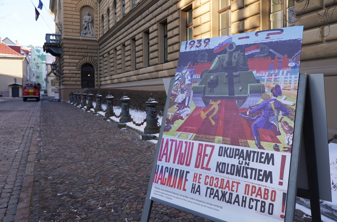 Vēsturiskais plakāts barikāžu 35.gadadienai veltītajā pasākumā pie Saeimas nama.