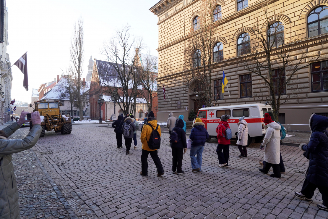 Vēsturiskie transportlīdzekļi pie barikāžu 35.gadadienai veltītajā pasākumā pie Saeimas nama.