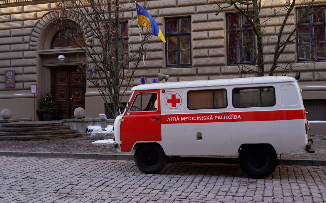 Vēsturiskie transportlīdzekļi pie barikāžu 35.gadadienai veltītajā pasākumā pie Saeimas nama.