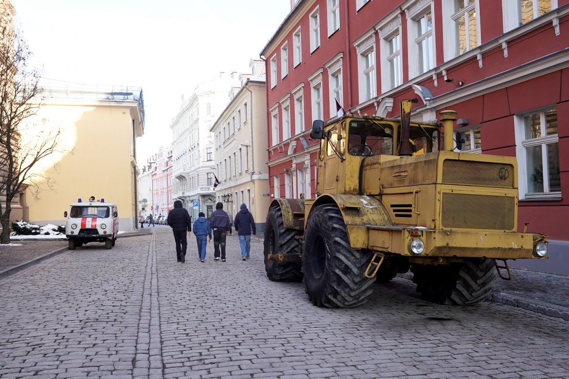 Vēsturiskie transportlīdzekļi pie barikāžu 35.gadadienai veltītajā pasākumā pie Saeimas nama.