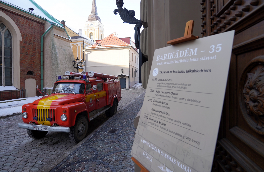 Vēsturiskie transportlīdzekļi pie barikāžu 35.gadadienai veltītajā pasākumā pie Saeimas nama.