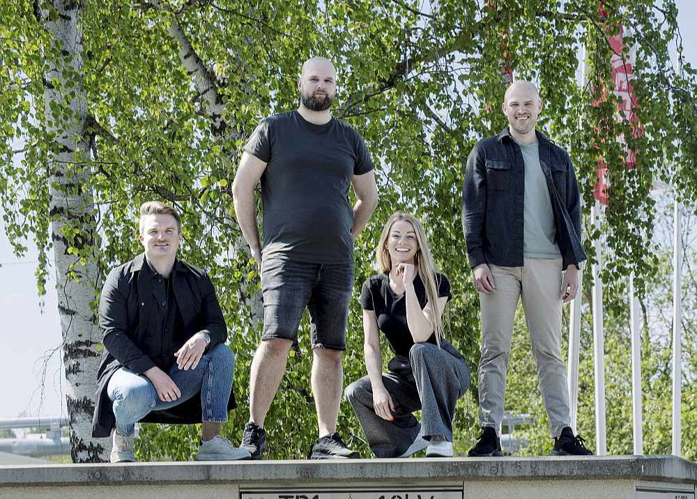 "Engycell" dibinātāji Kristiāns Karlsons (no kreisās), Jevgēnijs Zaremba, Egija Gailuma un Kristaps Vasiļjevs ir gandarīti par izstrādāto tehnoloģiju, kas palīdz efektīvi izmantot visu elektroenerģijas sadales tīkla kapacitāti.