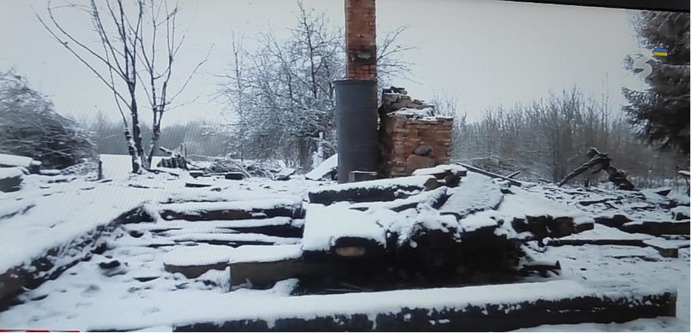 Jēkabpils novadā uguns pilnībā nopostīja koka namu, palikusi vien krāsns un skurstenis. Ugunsnelaimē gāja bojā sieviete.