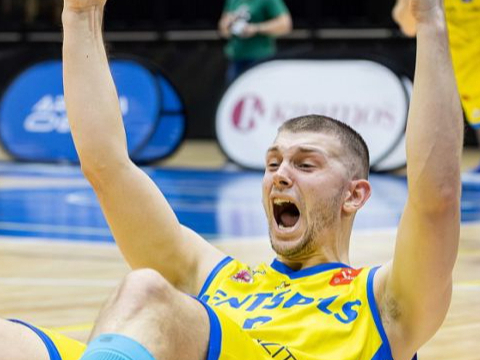 Pieredzējušais "Ventspils" kapteinis Artūrs Ausējs nupat trāpījis trakāko uzvaru nesošo metienu savā ilgajā karjerā. Viņš ir otrajā vietā Latvijas–Igaunijas līgā izpildīto tālmetienu skaita ziņā (vidēji spēlē 9,1), realizējot 36,4 procentus.