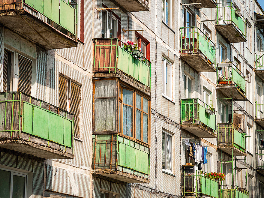 Padomju gados būvētas ēkas balkoni.