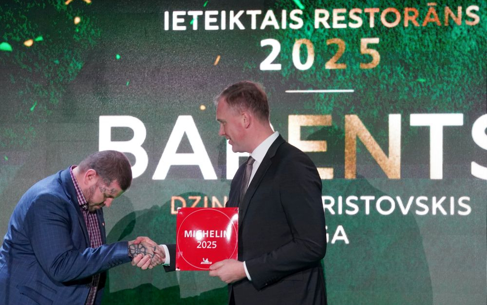 2024. gada 24. oktobrī Ekonomikas ministrs Viktors Valainis (no labās) pasniedza apliecinājumu par iekļaušanu 2025. gada "Michelin" ceļvedī restorāna "Barents" šefpavāram Dzintaram Kristovskim.