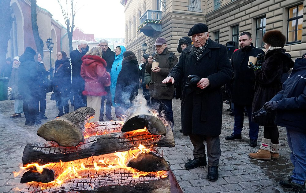 Barikāžu piemiņas ugunskurs pie Saeimas ēkas.