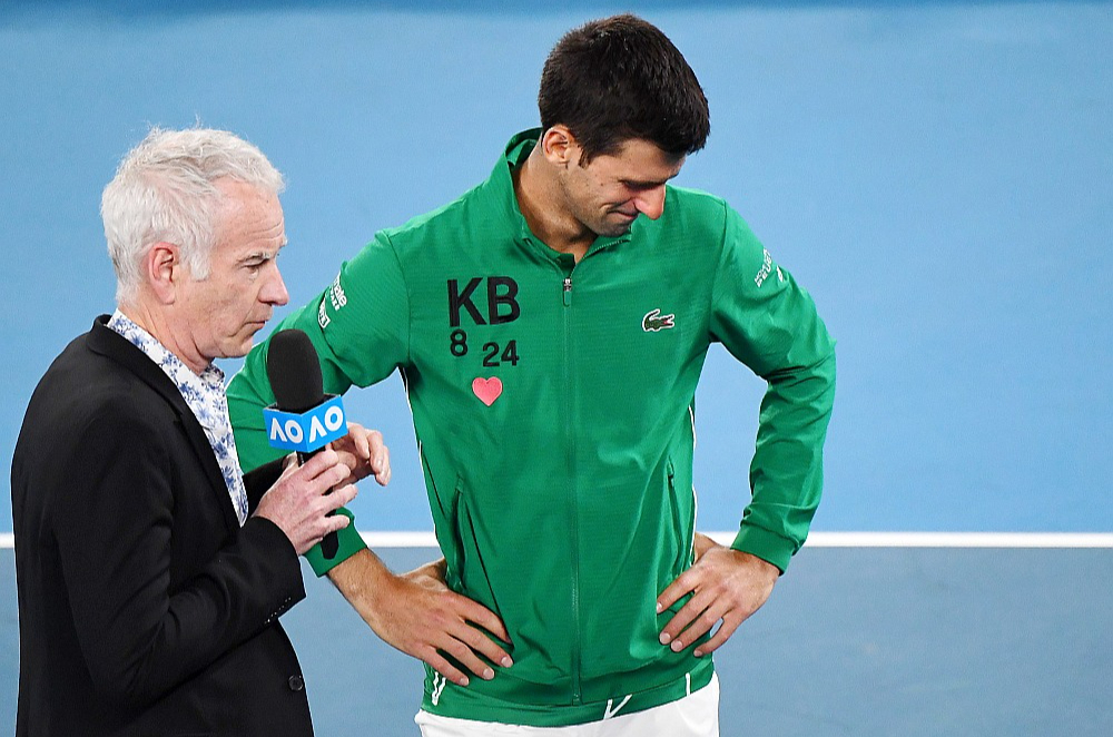 Džons Makinrojs (no kreisās) pēc spēles intervē Novaku Džokoviču. Abas tenisa zvaigznes savulaik ir iekūlušās pamatīgos skandālos Austrālijas atklātajā čempionātā.