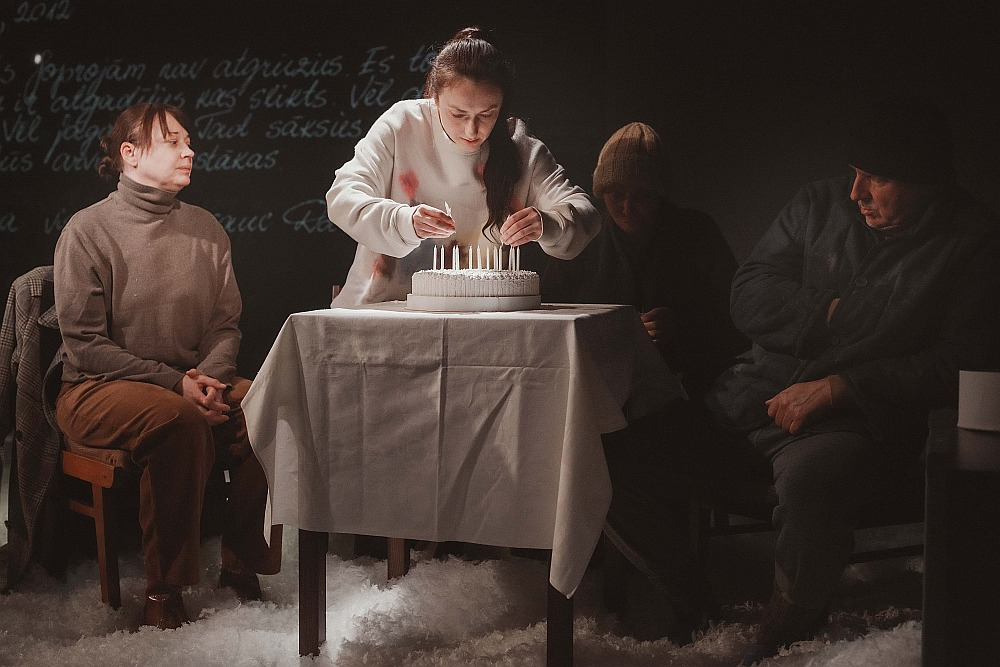 Nacionālā teātra izrādē "Egles stāsti" pieci aktieri izspēlē sešus Janas Egles sarakstītos stāstus, katrā stāstā attēlojot citu tēlu/lomu. Aktieri Daiga Kažociņa (no kreisās), Jana Ļisova, Lāsma Kugrēna un Juris Hiršs.