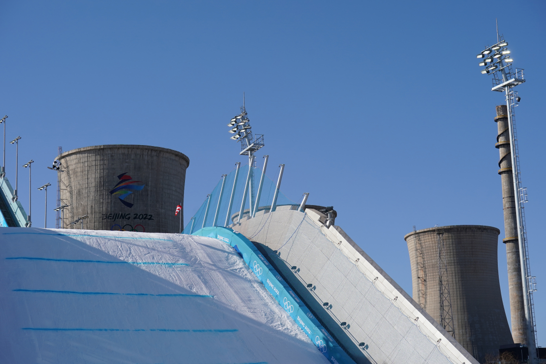 2022.gada Olimpisko spēļu snovborda disciplīnas ''Bigair'' sacensību tramplīns.