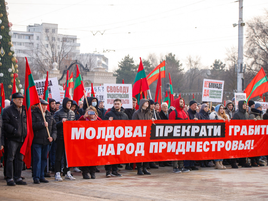 Piedņestras
iedzīvotāji piedalās demonstrācijā ar saukli “Moldova! Izbeidz aplaupīt Piedņestras tautu!”. Moldovas valdība gan cenšas pārliecināt Piedņestras iedzīvotājus, ka Moldovas paspārnē
viņu dzīve būtu daudz labāka.
