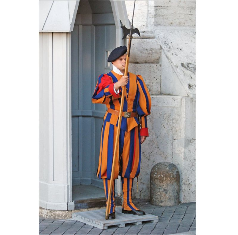 Mūsdienu Šveices gvards postenī Vatikānā.