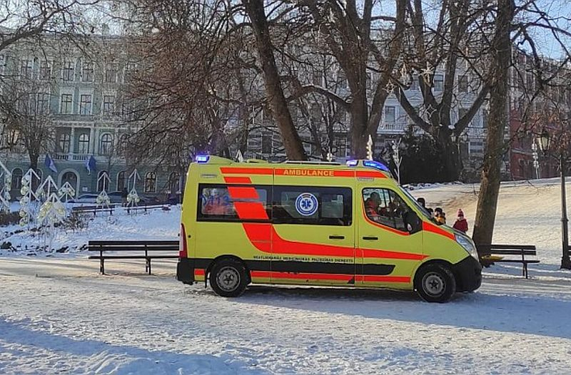 Reģionu slimnīcu pārstāvji rēķina, ka lokālo slimnīcu uzņemšanas nodaļās cilvēki ierodas paši – daudz vairāk par tiem, kurus atved Neatliekamās medicīniskās palīdzības dienesta mediķi.