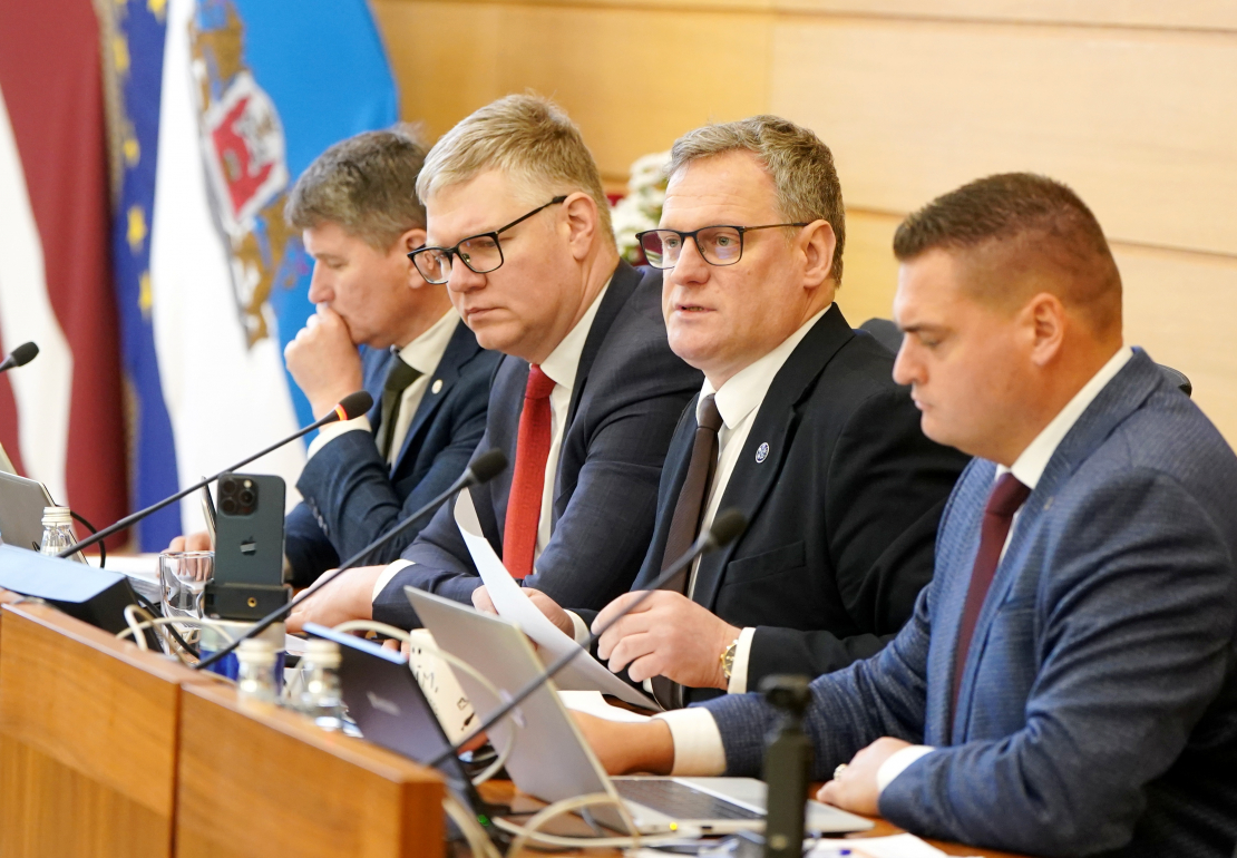 Rīgas domes (RD) priekšsēdētāja vietnieks pilsētas attīstības un Rīgas metropoles jautājumos Māris Sprindžuks (no kreisās), RD priekšsēdētāja vietnieks izglītības, kultūras, sporta un ģimeņu politikas jautājumos Vilnis Ķirsis, RD priekšsēdētājs Viesturs Kleinbergs un RD priekšsēdētāja vietnieks drošības, īpašumu, mājokļu un vides jautājumos Edvards Ratnieks piedalās domes sēdē, kurā lemj par Rīgas pašvaldības 2026. gada budžetu.