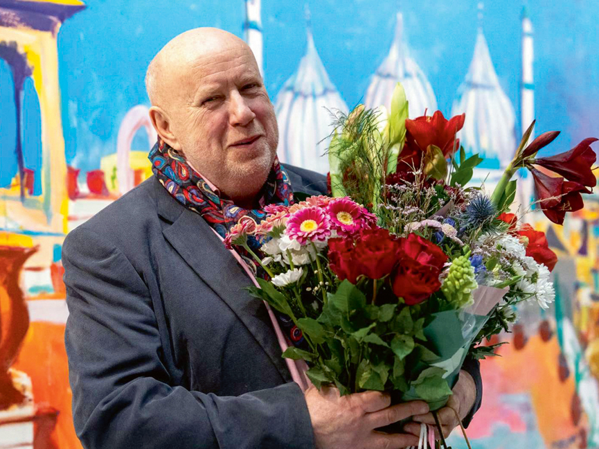 Mākslinieks Aleksejs Naumovs izstādes atklāšanā 2024. gadā. 