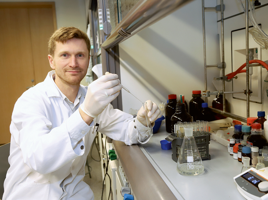 Kristaps Jaudzems ar kolēģiem Latvijas Organiskās sintēzes institūtā veido molekulas, kas ir tādas pašas, kā Alcheimera slimības
skartās molekulas cilvēka organismā.